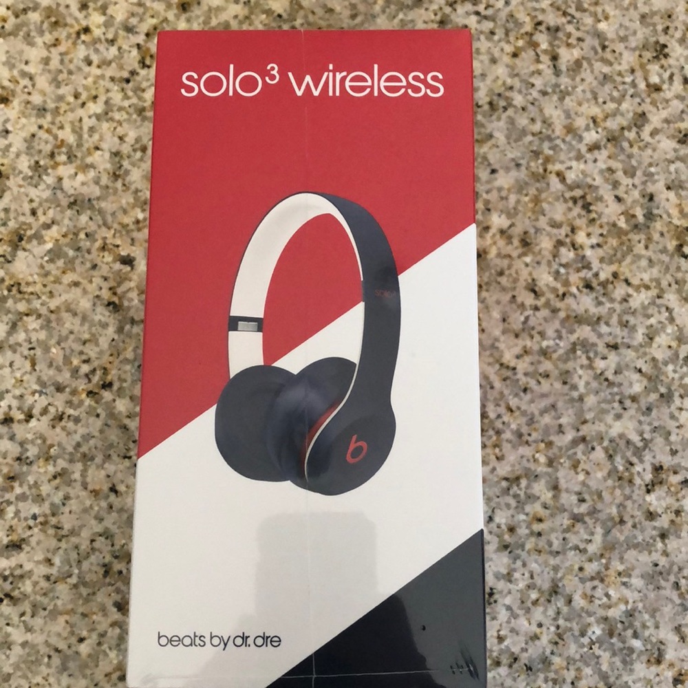 BRAND NEW Beatssolo3 wireless earphones - Picture 3 of 4